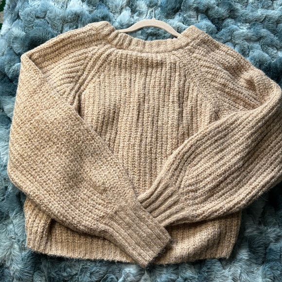 Isalis Sweater M/L NWT - Picture 2 of 5